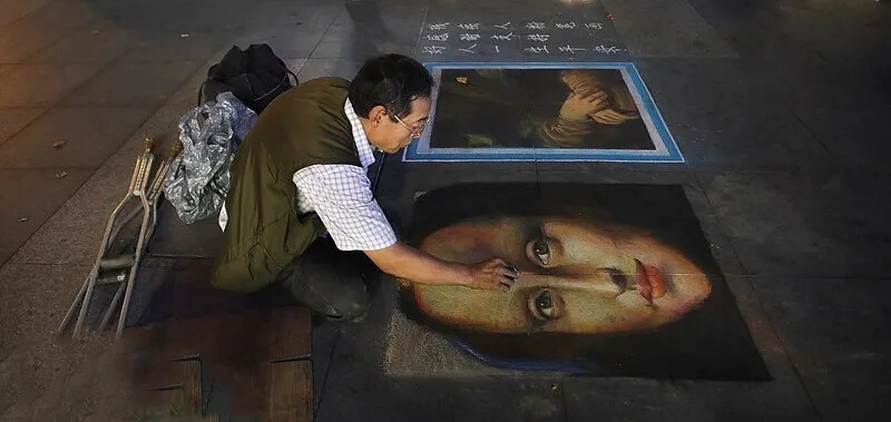 【成都画室资讯】“中国最牛乞丐”，在街头画1000幅《蒙娜丽莎》，惊艳路人！